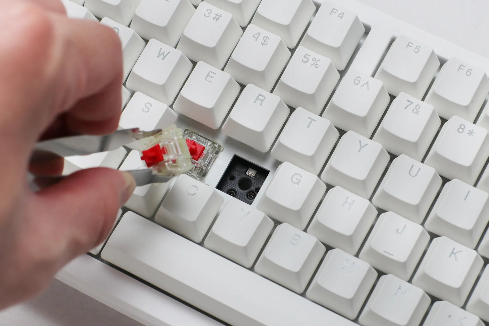 Ducky Keyboard Zero 6108 100% Mechanical Wireless Keyboard; RGB; USB 2.0 / 2.4GHz / BT - White - Cherry MX2A Speed Silver