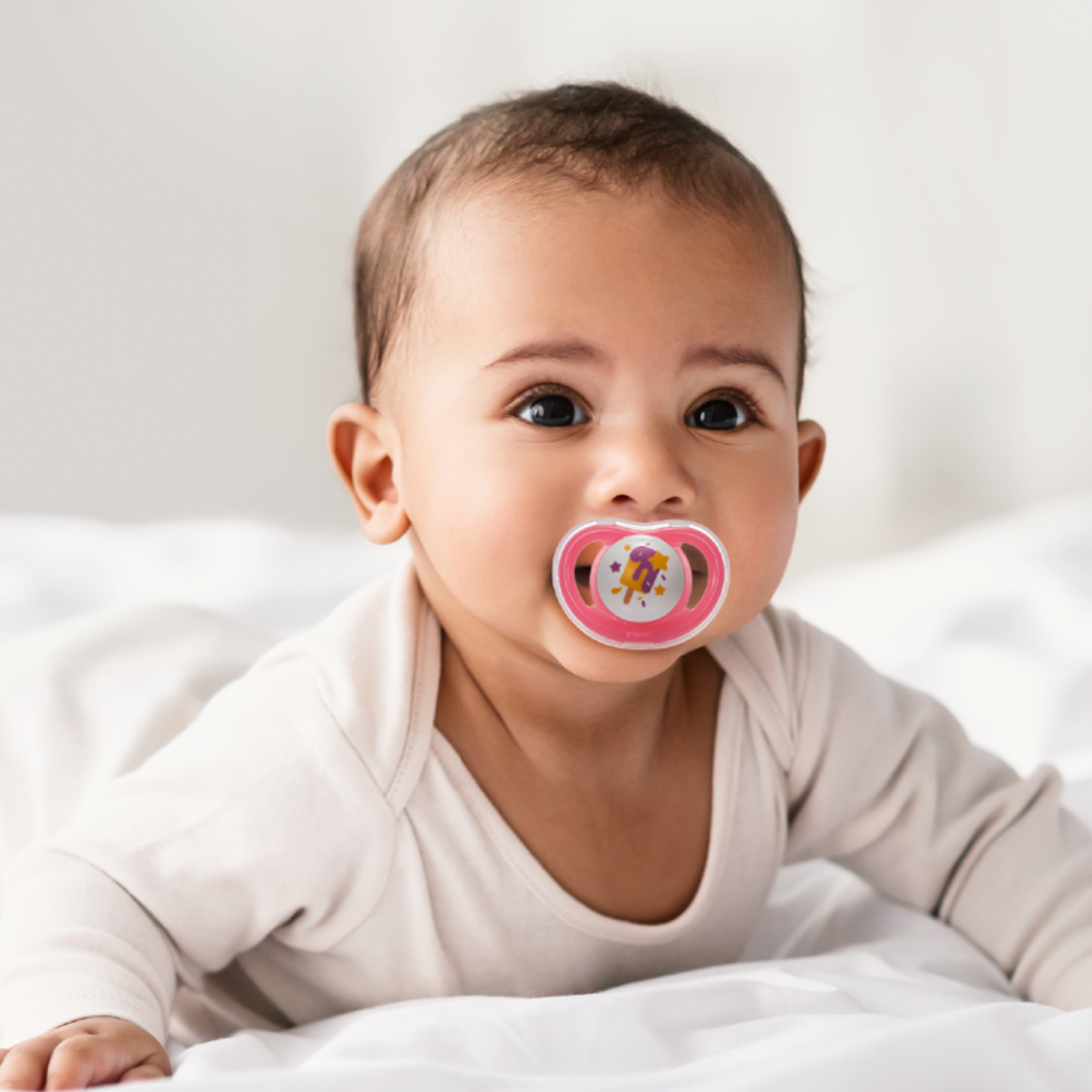 Pigeon - Minilight Pacifier (2 Pc) M Bee/Hedgehog