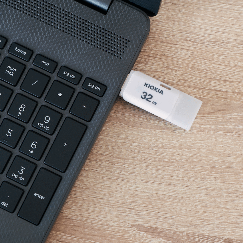 Kioxia 32GB USB 2.0-White - image 4