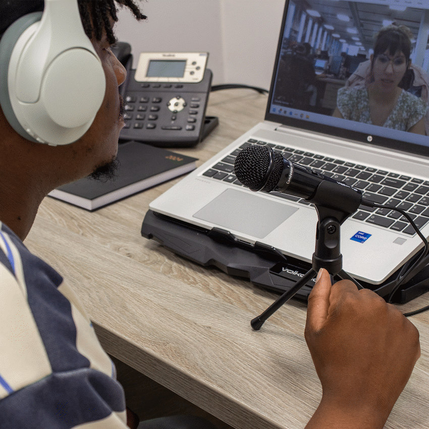 Volkano Stream Vocal Microphone with Tripod, Aux - image 6